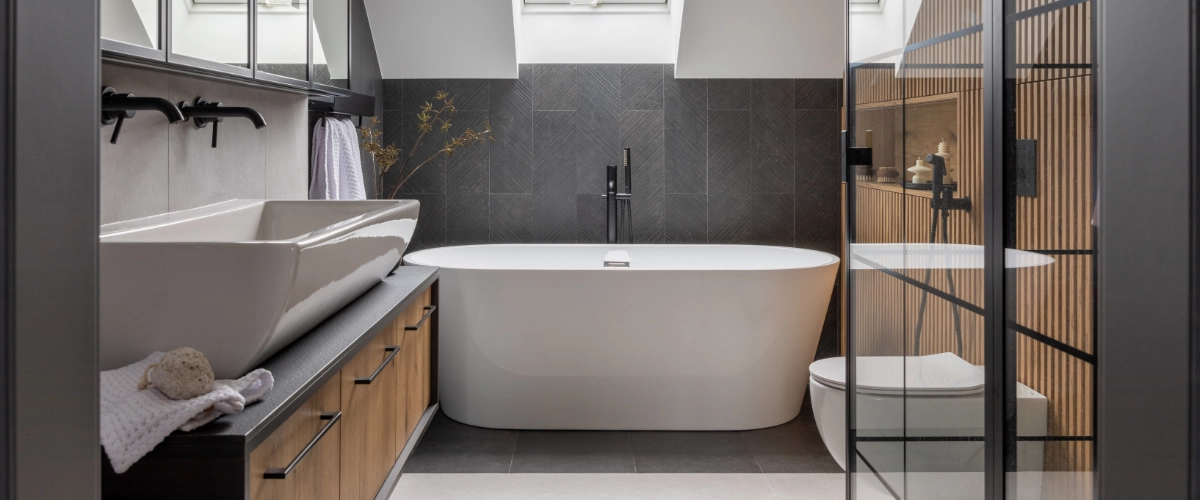 Clean and modern bathroom with bathtub